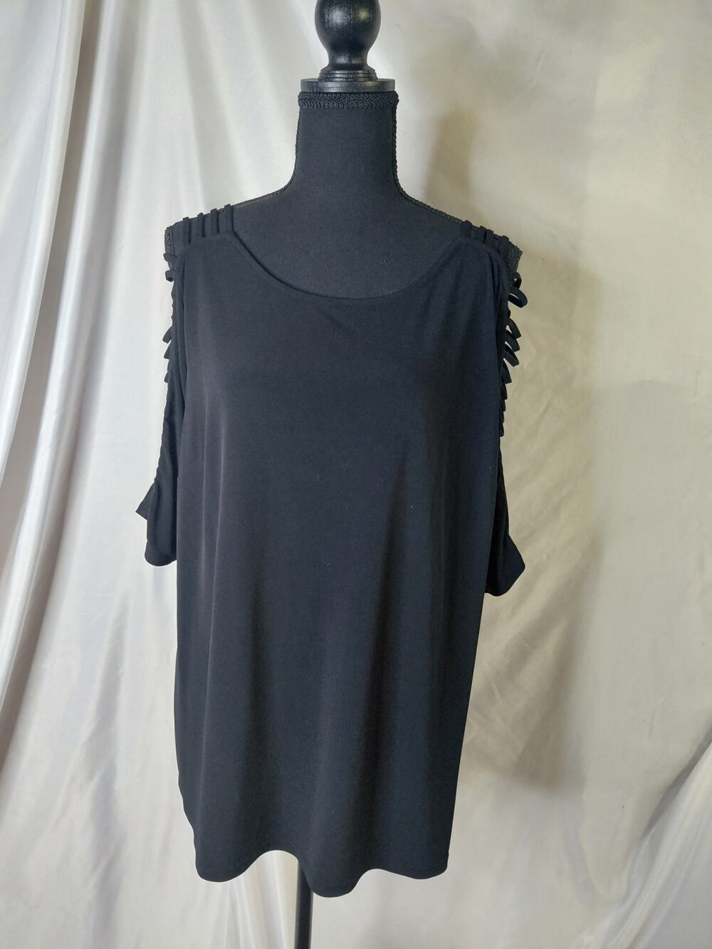 BLACK CUT OUT SLEEVE SHIRT